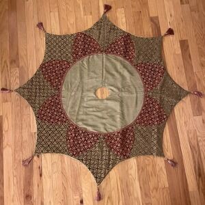 Villa Bacci 60" Christmas‎ Tree Skirt Scalloped Pointed Edge with Tassels Velvet